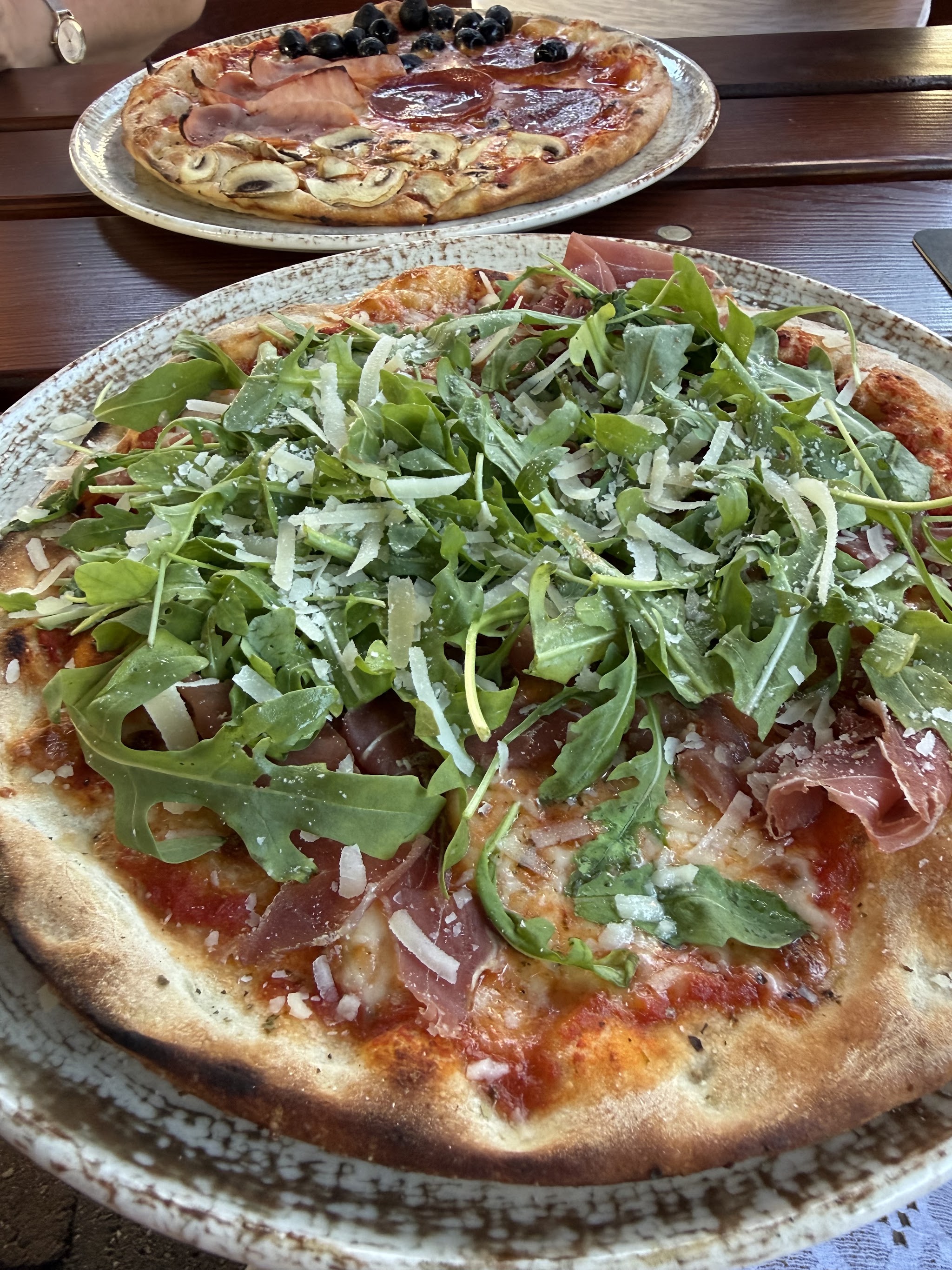 Pizza mit Rucola, Parmaschinken und Parmesan