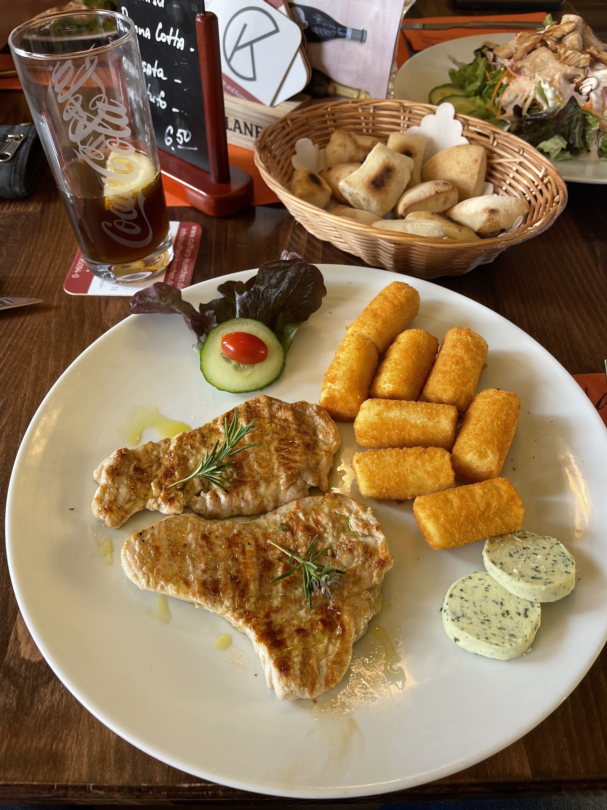 Gegrilltes Fleisch mit Kroketten und Kräuterbutter
