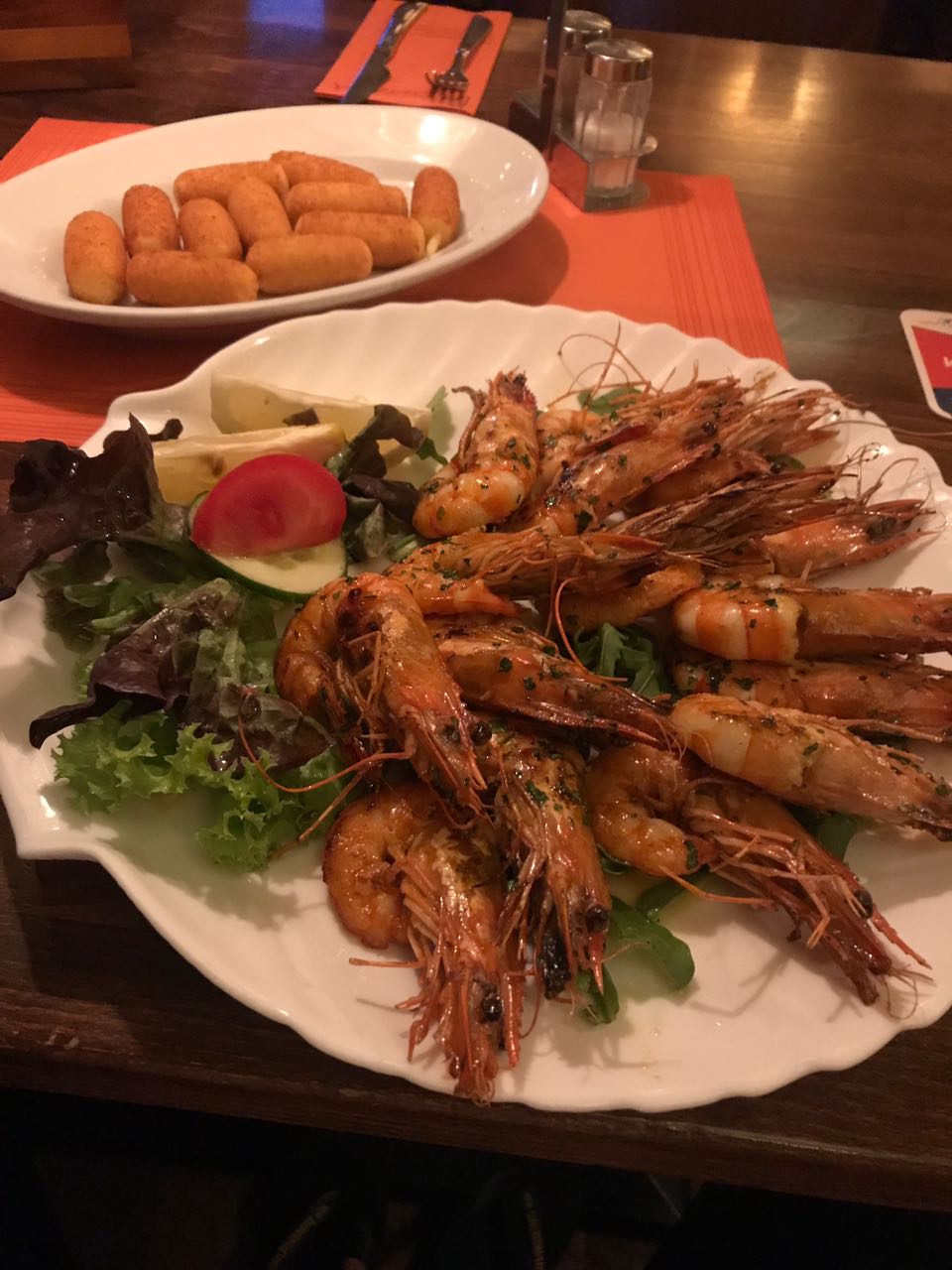 Gegrillte Garnelen auf Blattsalat