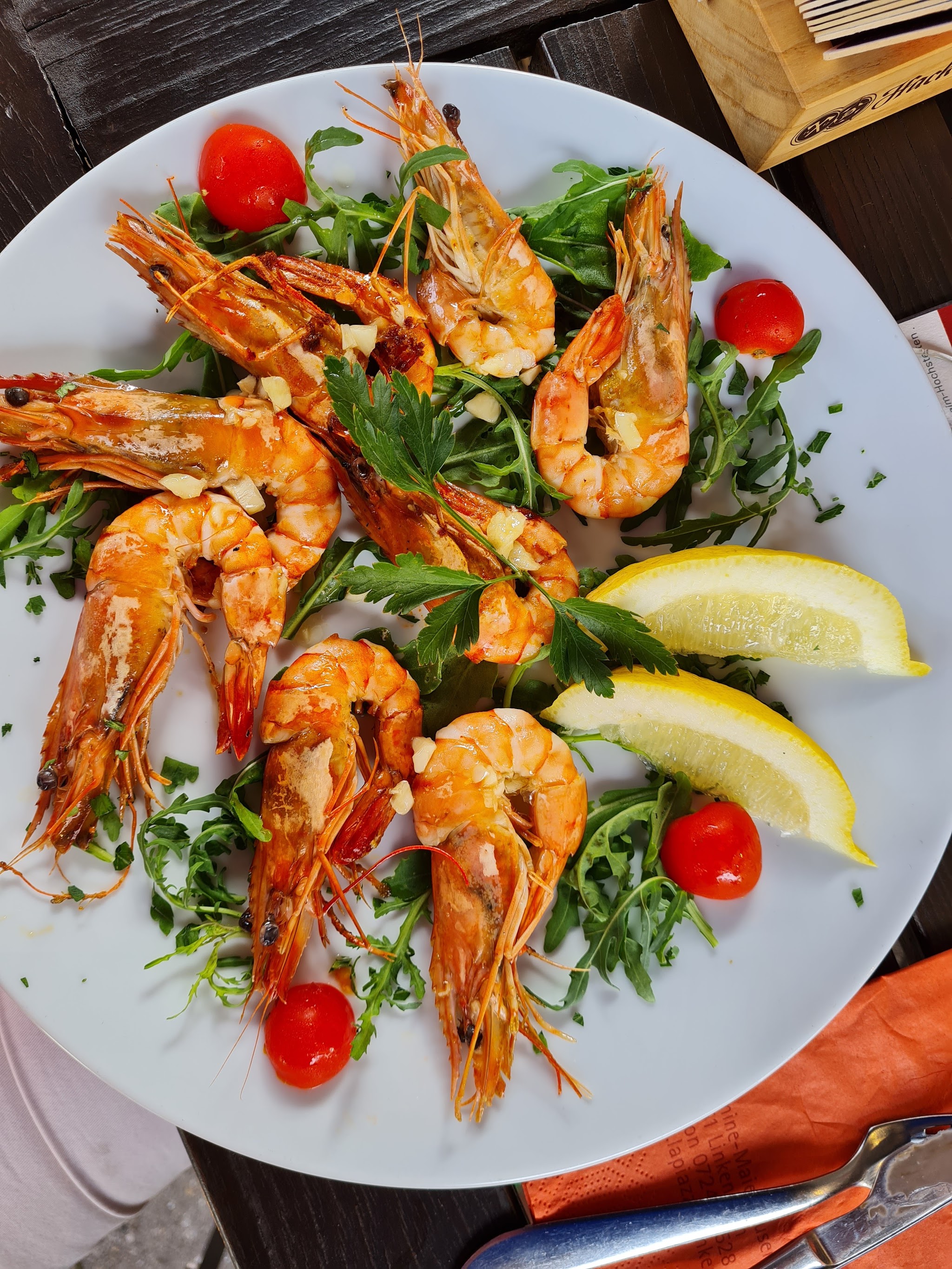 Gegrillte Gamberoni mit Rucola, Cherrytomaten und Zitrone